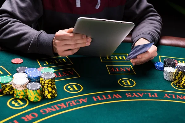 Online pokerspelare sitter vid bordet — Stockfoto