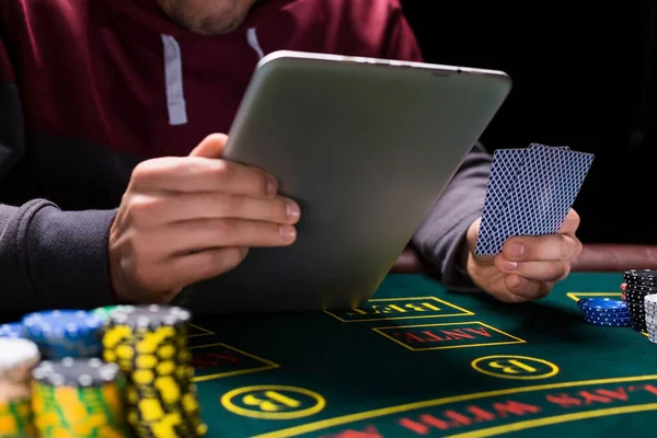 Online pokerspelare sitter vid bordet — Stockfoto