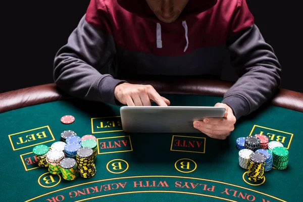 Online pokerspelare sitter vid bordet — Stockfoto