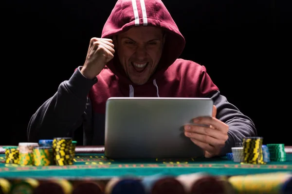 Online pokerspelare sitter vid bordet — Stockfoto