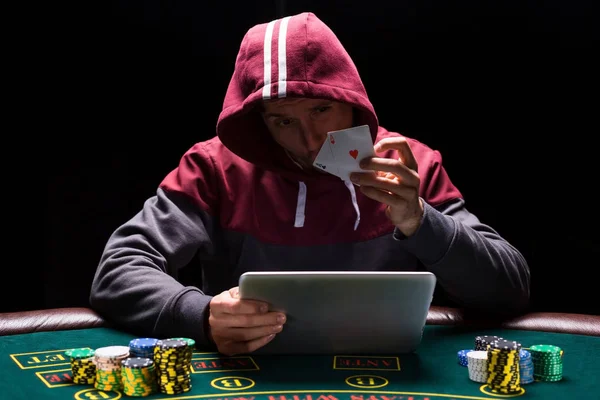 Online póker játékos ül az asztalnál — Stock Fotó
