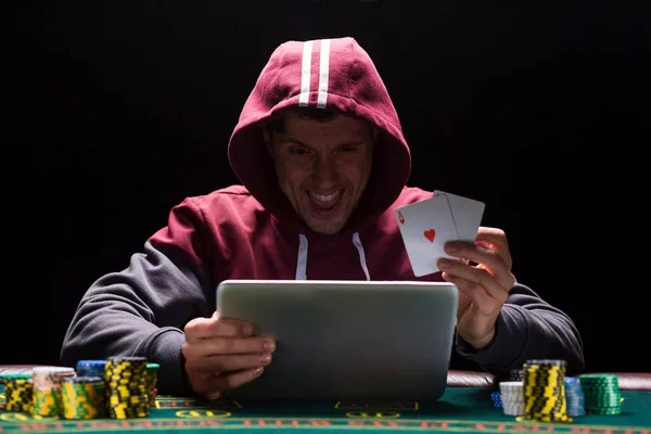 Online πόκερ παίκτες που κάθονται στο τραπέζι — Φωτογραφία Αρχείου