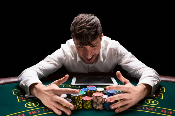 Giocatore felice poker online — Foto Stock
