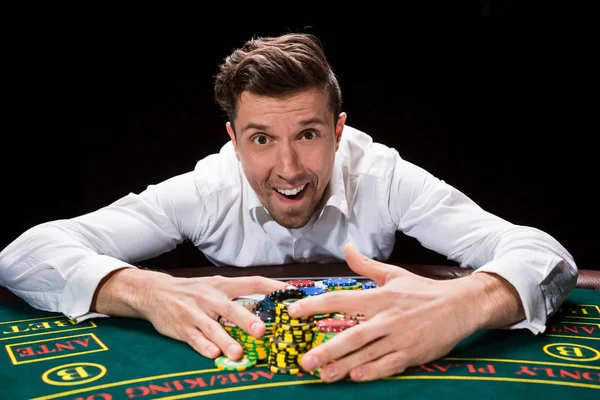 Jugador feliz póquer en línea — Foto de Stock