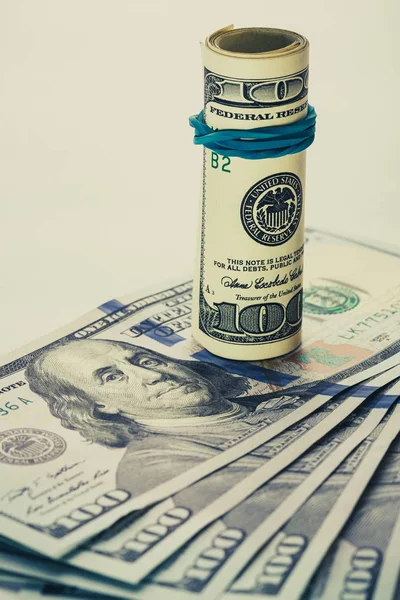 Başka bir açılı 100 doları duruyor bir sarmal 100 dolarlık banknot bill izole üzerinde beyaz arka plan