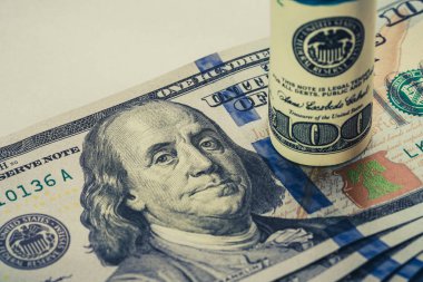 Başka bir açılı 100 doları duruyor bir sarmal 100 dolarlık banknot bill izole üzerinde beyaz arka plan