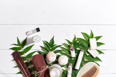 Peeling scrubs, yağlar, Süngerler, banyo bombalar ve sabunlar gibi banyo aksesuarları ile doğal spa ve aromaterapi Cilt Bakımı güzellik ürünleri.