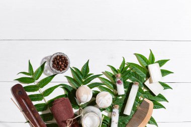 Peeling scrubs, yağlar, Süngerler, banyo bombalar ve sabunlar gibi banyo aksesuarları ile doğal spa ve aromaterapi Cilt Bakımı güzellik ürünleri.