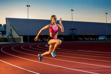 Başarı doğru atletik çalışan çalışma yolda sprint koşucusu izlemek. Hedef başarı kavramı.