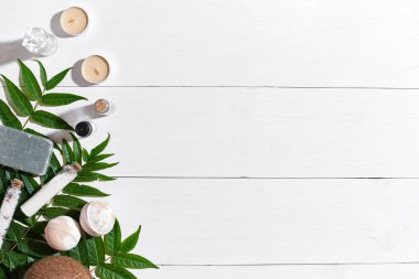 Kaplıca tedavisi metin için yer beyaz tahta masada bileşimi. Üstten Görünüm