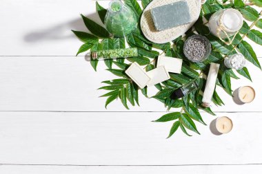 Kaplıca tedavisi metin için yer beyaz tahta masada bileşimi. Üstten Görünüm