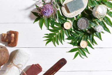 Spa set ile havlu ve sabun yeşil yaprakları ile beyaz ahşap zemin üzerinde