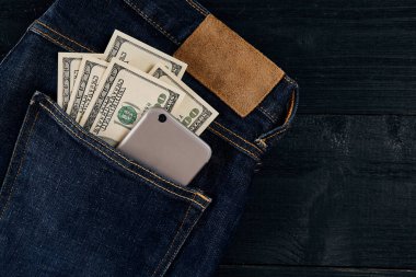 kül ve akıllı kot pantolon cebinde. Natürmort.