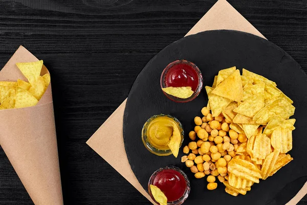 Bira için geniş aperatifler ve parşömen üzerinde farklı soslar.