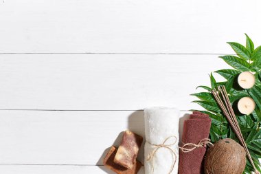 Spa set ile havlu ve sabun yeşil yaprakları ile beyaz ahşap zemin üzerinde