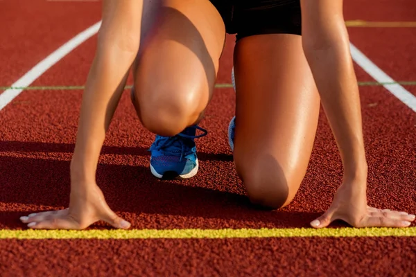 Крупним планом жіночі ноги на старті перед бігом — стокове фото