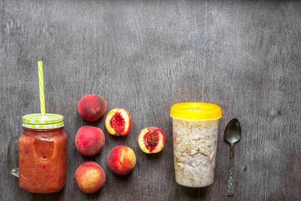 Batidos de frutas. Batido de melocotón. Melocotón y avena. Desayuno delicioso y saludable — Foto de Stock