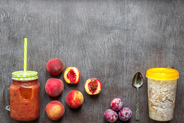 Meyve Smoothies. Şeftali ve Erik yüzlü. Şeftali, Erik ve yulaf ezmesi. Lezzetli ve sağlıklı bir kahvaltı