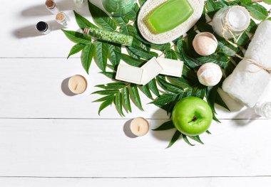 Spa set ile havlu ve sabun yeşil yaprakları ile beyaz ahşap zemin üzerinde