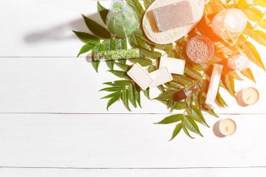 Kaplıca tedavisi metin için yer beyaz tahta masada bileşimi. Üstten Görünüm. Güneş parlaması