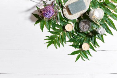 Kaplıca tedavisi metin için yer beyaz tahta masada bileşimi. Üstten Görünüm