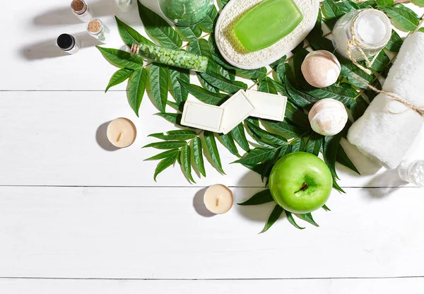 Spa set ile havlu ve sabun yeşil yaprakları ile beyaz ahşap zemin üzerinde
