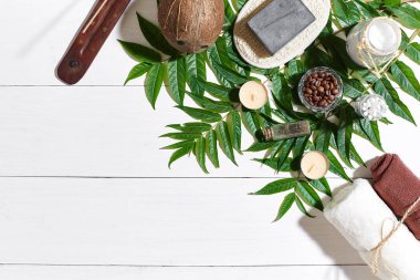 Spa set ile havlu ve sabun yeşil yaprakları ile beyaz ahşap zemin üzerinde