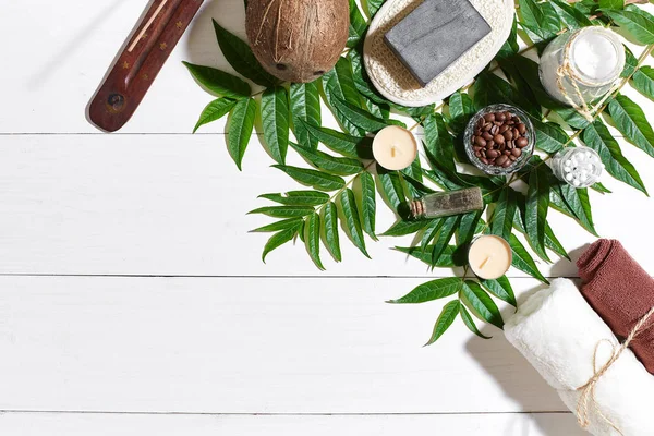 Spa set ile havlu ve sabun yeşil yaprakları ile beyaz ahşap zemin üzerinde
