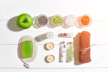 Kaplıca tedavisi metin için yer beyaz tahta masada bileşimi. Üstten Görünüm. Güneş parlaması