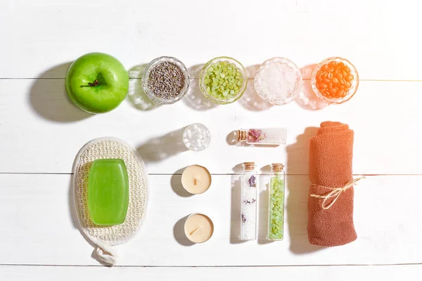 Kaplıca tedavisi metin için yer beyaz tahta masada bileşimi. Üstten Görünüm. Güneş parlaması