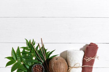 Spa natürmort havlu, mumlar ve yeşil bir beyaz ahşap yüzeye bırakır