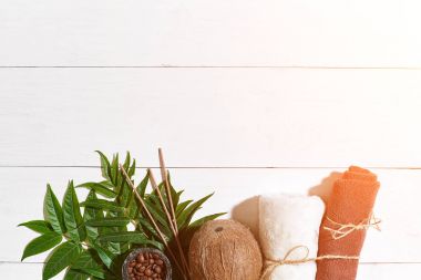 Spa natürmort havlu, mumlar ve yeşil bir beyaz ahşap yüzeye bırakır. Güneş parlaması