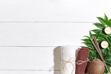 Spa natürmort havlu, mumlar ve yeşil bir beyaz ahşap yüzeye bırakır