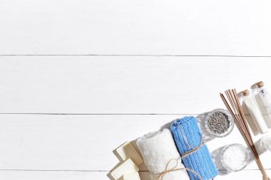 Kaplıca tedavisi metin için yer beyaz tahta masada bileşimi. Üstten Görünüm