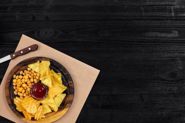 Bira için geniş aperatifler ve parşömen üzerinde farklı soslar.