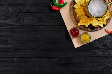 Bira için geniş aperatifler ve parşömen üzerinde farklı soslar.