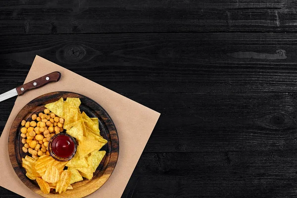 Bira için geniş aperatifler ve parşömen üzerinde farklı soslar.