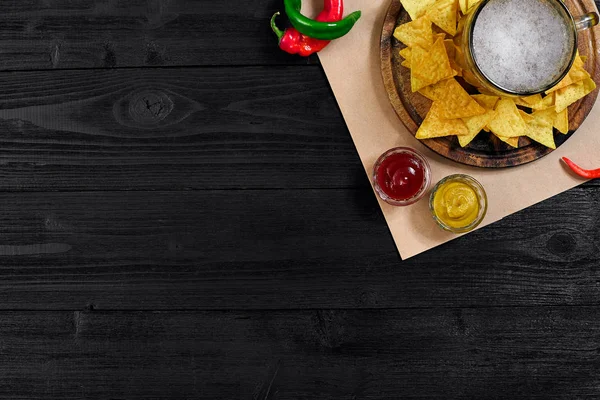 Bira için geniş aperatifler ve parşömen üzerinde farklı soslar.