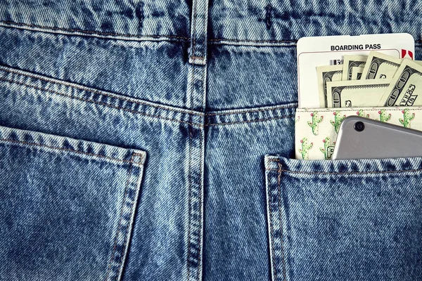 Nakit ve akıllı kot pantolon cebinde. Natürmort.