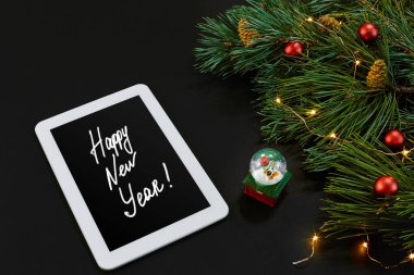 Tablet bilgisayar, Noel oyuncaklar, yıldız ve kabarık çam dalları olan tablo. Metin için özgür yer. Üstten Görünüm.