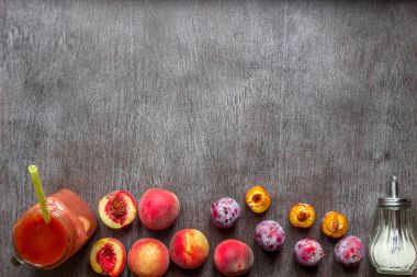 Smoothies şeftali ve Erik ahşap arka plan üzerinde yapılmış bir bardak