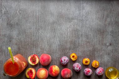 Smoothies şeftali ve Erik ahşap arka plan üzerinde yapılmış bir bardak