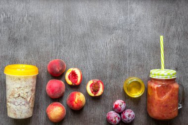 Meyve Smoothies. Şeftali ve Erik yüzlü. Şeftali, Erik ve yulaf ezmesi. Lezzetli ve sağlıklı bir kahvaltı