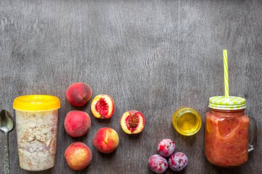 Meyve Smoothies. Şeftali ve Erik yüzlü. Şeftali, Erik ve yulaf ezmesi. Lezzetli ve sağlıklı bir kahvaltı