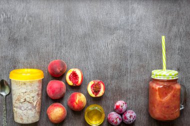 Meyve Smoothies. Şeftali ve Erik yüzlü. Şeftali, Erik ve yulaf ezmesi. Lezzetli ve sağlıklı bir kahvaltı