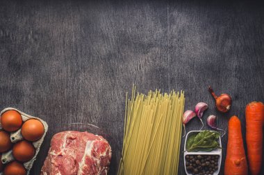 Spagetti, taze organik sebze, soğan, sarımsak, baharatlar, karabiber, biberiye, tuz ve makarna yemek pişirmek için dereotu ile çiğ et Dana. Üstten Görünüm.