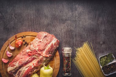 Çiğ et sığır eti dilim spagetti, sarımsak, baharatlar, karabiber, tuz ve makarna yemek pişirmek için dereotu ile ahşap kesme tahtası. Üstten Görünüm.