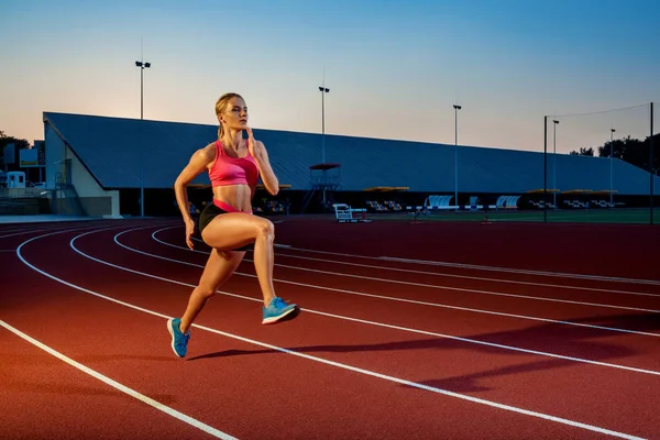 Corredor sprint para o sucesso no caminho de corrida correndo pista atlética. Conceito de realização de objetivos . — Fotografia de Stock