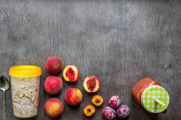 Meyve Smoothies. Şeftali ve Erik yüzlü. Şeftali, Erik ve yulaf ezmesi. Lezzetli ve sağlıklı bir kahvaltı