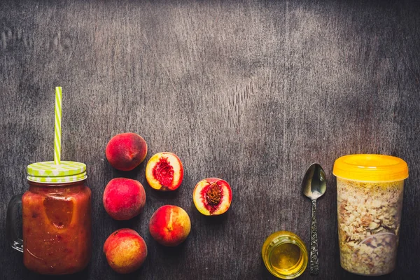 Batidos de frutas. Batido de melocotón. Melocotón y avena. Delicioso y saludable desayuno. Tonificado — Foto de Stock